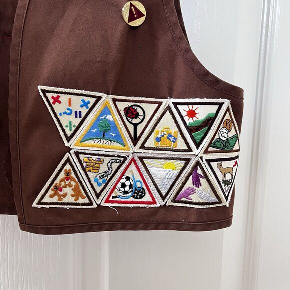 VTG Girl Scouts of America Brown Brownie Vest Pins Badges USA Size Medium 10-12 - Picture 6 of 14